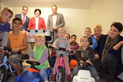 Dennis Hölscher (AHAG) und Stefanie Klönne (Schmidt Gruppe) übergaben mit Stadtmarketing-Vorsitzende Annette Rabert (vorne, 2.v.rechts) die Spielgeräte an DRK-Kreis-Geschäftsführer Christoph Schlütermann. (Bild: Stadtmarketing Coesfeld)