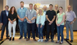 Zum Start der Ausbildung begrüßten Axel Schmidt gemeinsam mit Nadja Beer, Anna Wieschues, Christian Köhler, Heinz Fleige und Sebastian Olbricht die neuen Auszubildenden Delia Wirtz, Pia Meyer, Stefan Preuß, Sebastian Siegel und Tim Winter.