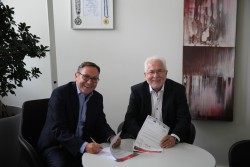 Franz Spitzauer, Geschäftsführer Finanzen & Marketing beim FC Ingolstadt 04 (links) und Erwin Horak, Präsident von Lotto Bayern bei Vertragsunterzeichnung. (Foto: FC Ingolstadt 04)