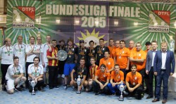 Klaus Gottesleben (r.), Präsident des Deutschen Tischfußballbunds (DTFB), und Nils Rullkötter (2.v.r.), Vertreter des Hauptsponsors Gauselmann Gruppe, gratulierten dem Siegerteam von CBB Wedel (M.). Platz zwei hing an Braddock Burbach (rechts), Hannover 96 (l.) machte den 3. Platz.