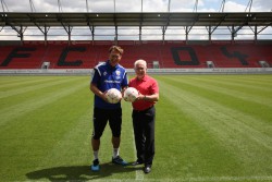Ralph Hasenhüttl, Trainer des FC Ingolstadt 04 (links) mit Erwin Horak, Präsident von Lotto Bayern. (Foto: FC Ingolstadt 04)