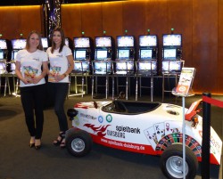 Der Hingucker beim Männerabend? Ganz klar: der Mini-Hot-Rod! Spielbankgäste freuen sich auf eine gemeinsame Rundfahrt mit den „Seifenkisten auf Speed“. (Foto: WestSpiel)