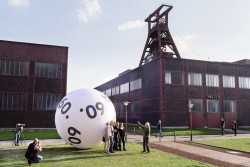 Nicht nur für Kulturfreunde ein schützenwertes Denkmal: Die Zeche Zollverein in Essen kann dank WestLotto-Fördergeldern für Besucher weiter bestehen. Kürzlich entstand hier ein neuer Rundweg zum Entdecken und Entspannen. (Foto: Andreas Herzau)