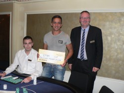 V.l.n.r.: Herr Adrian Körmöczy (Dealer Swiss Casinos Schaffhausen), Herr Fouad Toujanit (Gewinner) und Martin Frank (Poker Palace)