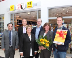 V.l.: Christoph Grüber, Geschäftsführer Toto-Lotto Bezirksdirektion Franken GmbH, Matthias Früh, Vertriebsleiter Lotto Baden-Württemberg, Marion Caspers-Merk, Geschäftsführerin Lotto Baden-Württemberg, Thomas Hierholz, Geschäftsleiter Verkauf&Expansion Unternehmensgruppe Dr. Eckert GmbH, Brigitte Jeske und Thomas Grabert, Lotto-Annahmestelle Ö-Center Öhringen. (Foto: Lotto Baden-Württemberg)