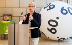 Carina Gödecke bei der Ausstellungseröffnung