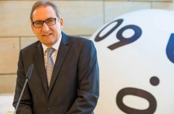 WestLotto-Geschäftsführer Theo Goßner bei der Ausstellungseröffnung