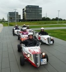 „Tiefergelegte Tour de Ruhr“ – die Gewinner der Spielbank Duisburg genossen ihre „Pole Position“ in Hot Rods! (Foto: WestSpiel)