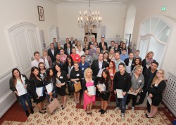 Zu den diesjährigen Ausbildungsabsolventen gehören insgesamt: 19 Automatenkaufleute, 25 Fachkräfte für Automatenservice, sechs Industriekaufleute, je ein Feinwerkmechaniker, Systemelektroniker, Elektroniker für Geräte und Systeme, eine Fachkraft für Lagerlogistik, ein Bachelor of Science sowie drei Bachelor of Arts. (Foto: Foto Pescht)