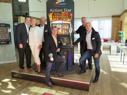 Bally Wulff Hausmesse im Kundencenter Köln: Tim Elsweiler, Heike Radke, Dirk Luttermann, Ralf Eggemann, Holger Lanz und Andreas Sander (v.l.n.r.) vor dem Single Jackpot Red Hot Firepot.