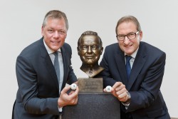 Andreas Kötter und Theo Goßner mit der Büste von Lotto-Erfinder Lothar Lammers. (Foto: Münsterview/Tronquet)