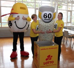 Beim Jubiläums-Schätzspiel von Lotto Baden-Württemberg ging es darum, die Zahl der Kugeln in einem durchsichtigen Zylinder zu tippen.