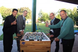 Mario Hoffmeister (li., hinten) und Michael Buhre (re., hinten) sahen in erfreute Gesichter bei der Spen- denübergabe. (Foto: Stadt Minden)