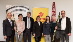 V.l.n.r.: Bürgermeister Armin Hinterseh (Titisee-Neustadt), Biathlon-Weltmeisterin Simone Hauswald, LSV-Präsident Dieter Schmidt-Volkmar, Lotto-Geschäftsführerin Marion Caspers-Merk, Weltcup-Skispringerin Ramona Straub, Olympiasieger Georg Thoma und Bürgermeister Jörg Frey (Schonach). (Foto: Lotto Baden-Württemberg)
