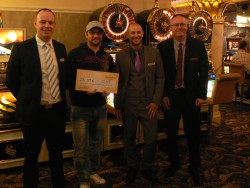 Sieger Jena Marc Jelk mit dem Gewinnercheck, eingerahmt von der Tunierleitung Martin Frank, Tom Strobel und Eugen Kress (von rechts).