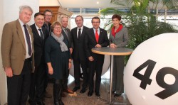 V.l.n.r.: Dieter Schmidt-Volkmar, Präsident Landessportbund Baden-Württemberg; Peter Jacoby und Michael Burkert, Geschäftsführer Saartoto; Marion Caspers-Merk, Geschäftsführerin Lotto Baden-Württemberg; Harald Stempfer, Vizepräsident Bayerischer Landessportbund; Josef Müller, Vizepräsident Lotto Bayern; Jürgen Häfner, Geschäftsführer Lotto Rheinland-Pfalz; Karin Augustin, Präsidentin Landessportbund Rheinland-Pfalz. (Foto: Lotto Baden-Württemberg)