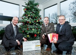 Erik Potthoff und Dietmar Rabich vom Heimatverein Dülmen e.V. nehmen den Scheck von Detlef Nagel entgegen. (Foto: MünsterView)