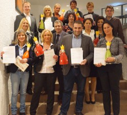 Die neuen Filialleiterinnen und Filialleiter mit Geschäftsführer Axel Schmidt und den beiden Trainern Gudrun Klerner und Johannes Bollingerfehr.