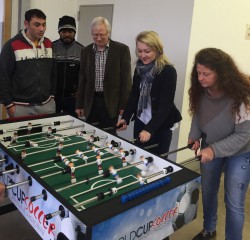 Kickerspende in Heiligenroth: Olga Sawatzky, 2.v.r., überreichte gemeinsam mit Ortsbürgermeister Erich Herbst (3.v.l.) den neuen Kicker.