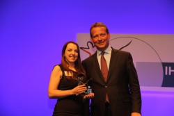 Maria Nitsch, Fachkraft für Automatenservice in der Casino Merkur-Spielothek in Mainz-Hechtsheim, wurde als Deutschlands beste Ausbildungsabsolventin ihres Berufes von DIHK-Präsident Eric Schweitzer ausgezeichnet.