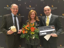 V.l.n.r.: Marc Baumann (Direktor Swiss Casinos Zürich), Clara Hochreutener (1-millionste Besucherin), Thomas Cavelti (Vizedirektor Swiss Casinos Zürich)
