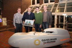 Die Liegeradsportler Ralf Golanowsky (r.) und Matthias König (2.v.r.) überreichten Unternehmer Paul Gauselmann (2.v.l.) im Beisein von Walter Riechmann, Vorstandsvorsitzender VfB-Fabbenstedt (l.), als Dank für das Sponsoring ein Bild des Teams.