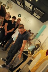 Andy Schröer erläuterte die Elvis Exponate