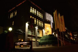 Die Lotto-Zentrale bei Nacht.