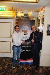 Gewinner Monteiro Rodriguez (l.) und Duty Manager Ibrahim Akovali