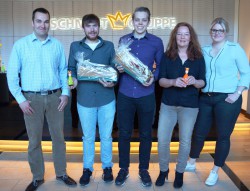 Dragan Matic (2.v.l.) und Philipp Kröger (3.v.r.) beendeten erfolgreich ihr duales Studium.