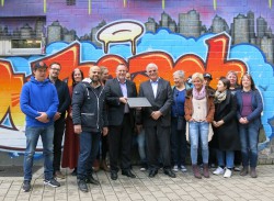 Übergabe mit Falko Liecke und Wolfram Seiffert (mitte).