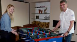 Bianca Arens überreichte den Hauptpreis, einen Tischkicker, den die SCHMIDT Gruppe ausgelobt hatte.