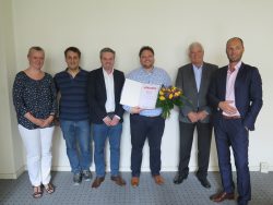 Jubilar Peter Nötzold (dritter von rechts) mit Kollegen und Geschäftsleitung