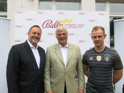 Stadtrat Falko Liecke, Geschäftsführer Wolfram Seiffert und Profispieler Johannes Kirsch.
