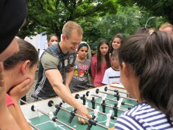 Johannes Kirsch im Match mit den Teilnehmern.