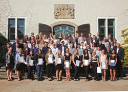 In diesem Jahr schlossen 72 Auszubildende der Gauselmann Gruppe ihre Ausbildung mit Erfolg ab. Der überwiegende Teil (2016: 83 %) setzt seine berufliche Laufbahn im Unternehmen fort.