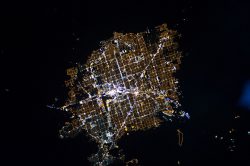 Weltraumaufnahme von Las Vegas bei Nacht. Hier sieht man besonders gut den starken Kontrast der hell erleuchteten Stadt zur dunklen, umgebenden Wüste. (Foto: ISS Expedition 26 crew - NASA Earth Observatory)