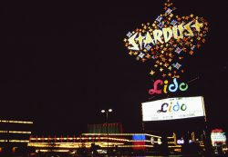Das bekannte Neonschild des Stardust Casinos, 1990 (Foto: Henning Schlottmann / CC BY 1.0)