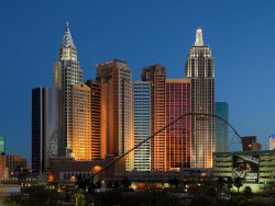 Rückseitige Sicht des New York-New York bei Nacht. (Foto: King of Hearts / CC BY-SA 3.0)