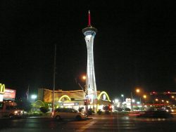 Der Stratosphere Tower bei Nacht. Gut zu sehen das Fahrgeschäft Big-Shot an der Spitze. (Foto: Popey900 / CC-BY-SA 4.0)