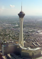 Luftaufnahme des Stratosphere Las Vegas (Foto: Tim Jarrett / CC BY-SA 3.0)