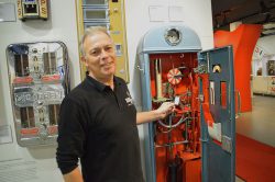 Ingo Rosenbrock an der öffentlichen Waage aus den 1920er-Jahren.