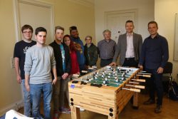 Im Namen der Familie Gauselmann übergab Nils Rullkötter, Gauselmann Gruppe, (2.v.r.) einen Kicker an die Jugendlichen des Fach-Werks und ihre Betreuer: Marcel Geerken, Daniel Gebke, Sandro Berger, Jenny Schwarze, Marcel de Bernardy, Sarah Möller, Ulli Stockmann, Bereichsleiter Fach-Werk e.V., Georg Sander, Ausbilder Fach-Werk e.V.