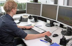 Hat seinen Platz im Unternehmen gefunden: Marvin Kattelmann schloss zunächst eine dreieinhalbjährige Ausbildung zum Elektroniker für Geräte und Systeme im Unternehmen erfolgreich ab und arbeitet seitdem im Kundencenter. Schon nach kurzer Zeit wurde er zum Junior-Teamleiter ernannt.