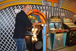 Matthias Diekmann vor der Wurlitzer Musikbox (Modell 850).