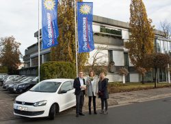 v.l.: Armin Gauselmann übergibt die Schlüssel für den VW Polo an Sarah Otte-Krone und Elke Plegge von anima.