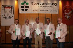 Die Herren 70 des TVE wurden als „Mannschaft des Jahres“ ausgezeichnet (v.l.): Paul Gauselmann, Jakob Martens (von der 2. Mannschaft) Roland Scholz, Stepan Koudelka und Herman Smidt (Deutsche Meister-Mannschaft).