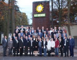 Bildunterschrift: Paul Gauselmann (vorne rechts) sowie Armin Gauselmann (vorne links) ehren die 25- und 40-jährigen Jubilare sowie ausgewählte Pensionäre bei der Jubilarfeier 2016 in der Alten Gießerei in Espelkamp. 1. Reihe (v. l. n .r.): Armin Gauselmann, Kornelia Lindemann, Klaus-Dieter Hudalla, Dieter Hoffmann, Heinrich Tiessen, Viktor Schiller, Cornelia Tapper, Maria Trykoszko, Natascha Karfich, Lydia Rund, Elisabeth Jeske, Heike Gieseking, Rita Jakimenko, Peter Link, Paul Gauselmann. 2. Reihe (v.l.n.r.): Uwe Hartenfels, Dr. Helmut Sterl, Henriette-Maria Kout, Konstantin Paul, Ingrid Eirich, Manuela Kölsch, Nongluk Schulz, Sonja Kalsow, Karin Lobe, Ilona Möckel, Manuela Kusiak, David Warkentin. 3. Reihe (v.l.n.r.): Kornej Wahl, Reinhold Krüger, Wilfried Berner, Dirk Sander, Dieter Köhler, Hagen Brandt, Harald Gerke, Helmut Drunagel, Peter Tews, Karl-Heinz Kassebaum, Adolf Jeske. 4. Reihe (v.l.n.r.): Ralf Cebulla, David Janzen, Herbert Bocklage, Axel Nickel, Rudi Pieper, Torsten Huck, Josef Schütz, Detlef Thiel, Ulrich Offergeld, Stefan Treichel, Robert Greuel