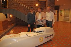 Die Liegeradfahrer Matthias König (l.) und Ralf Golanowsky (r.) bedankten sich bei Paul Gauselmann für die Unterstützung mit einem Bild.