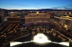 Bellagio Fountains vom Paris Las Vegas aus gesehen. (Foto: chensiyuan / GFDL)